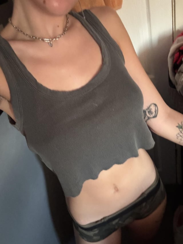 (f) can someone to take pics of me in a field at golden hour 😭